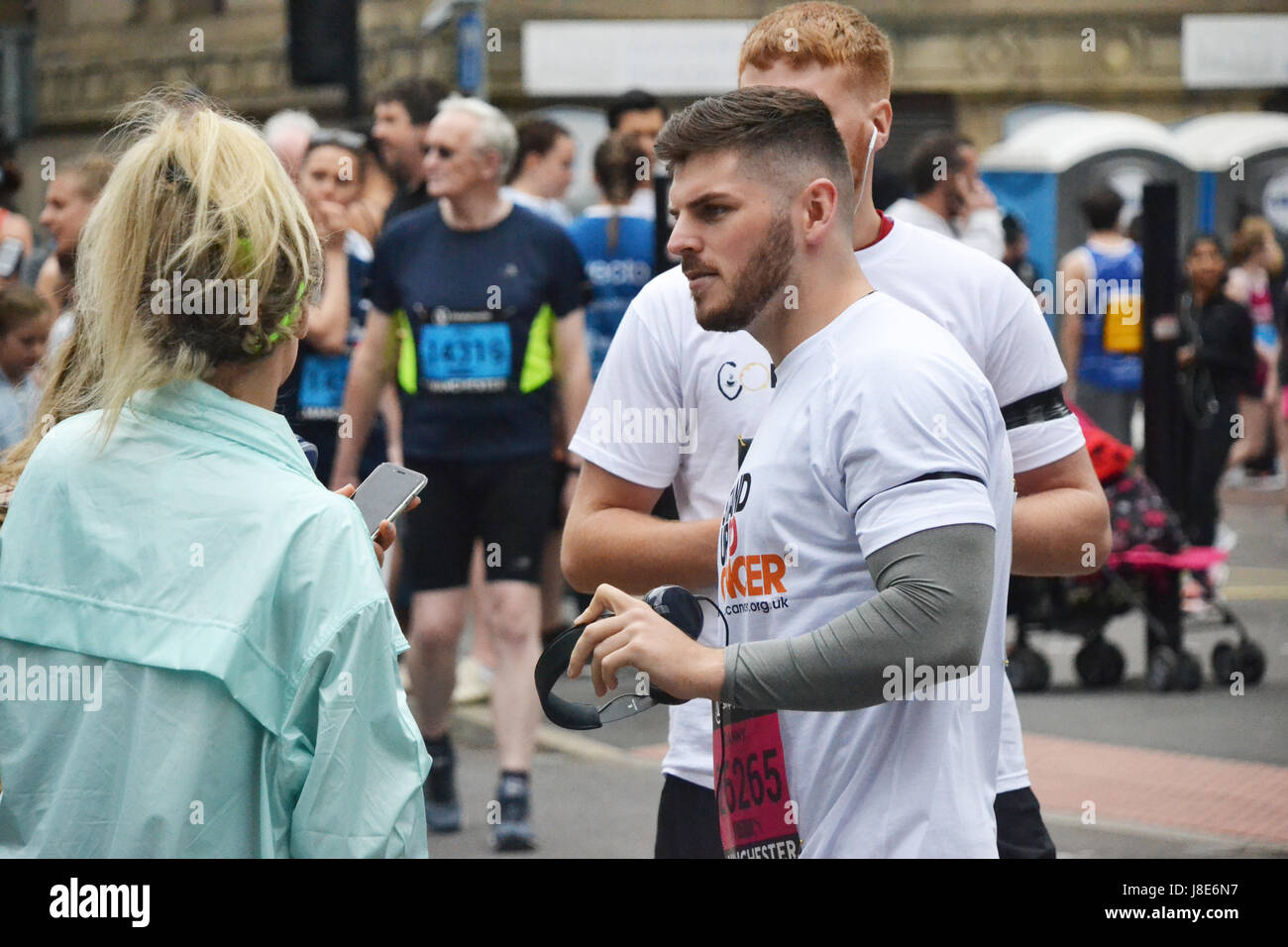 Manchester, UK. 28. Mai 2017. Läufer bereiten Sie zur Teilnahme an der größeren Manchester Run auf Sonntag, 28. Mai 2017. Bildnachweis: Pablo O'Hana/Alamy Live-Nachrichten Stockfoto