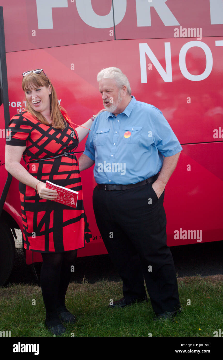 Ryton, UK. 28. Mai 2017. Angela Rayner, Schatten Secretary Of State for Education mit Dave Anderson MP für Blaydon, die entschieden, zurückzutreten, wenn die Wahl aufgerufen wurde. Bildnachweis: Colin Edwards/Alamy Live-Nachrichten Stockfoto