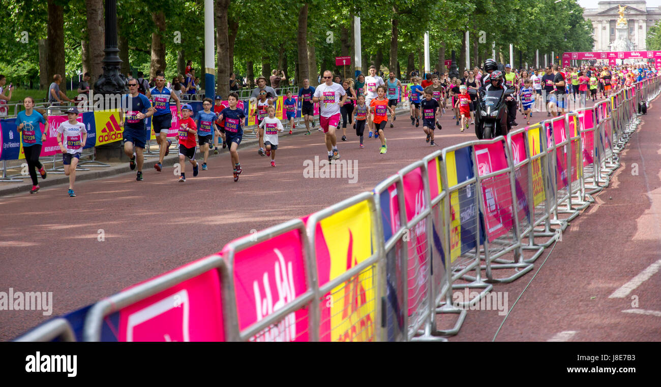 London, UK. 28. Mai 2017. Läufer nehmen an der Vitalität Westminster Mile Teil von The Mall zum Buckingham Palace. Bildnachweis: Alan Fraser/Alamy Live-Nachrichten Stockfoto