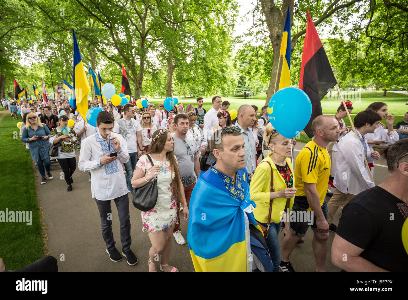 London, UK. 28. Mai 2017. Jährliche Vyshyvanka März. Hunderte von britischen Ukrainer Rallye und März gekleidet in traditionellen bestickten Trachten anlässlich des nationalen Vyshyvanka. © Guy Corbishley/Alamy Live-Nachrichten Stockfoto