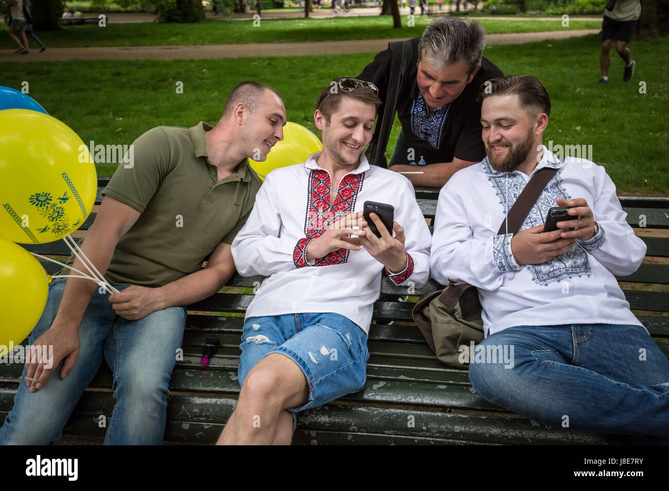 London, UK. 28. Mai 2017. Jährliche Vyshyvanka März. Hunderte von britischen Ukrainer Rallye und März gekleidet in traditionellen bestickten Trachten anlässlich des nationalen Vyshyvanka. © Guy Corbishley/Alamy Live-Nachrichten Stockfoto