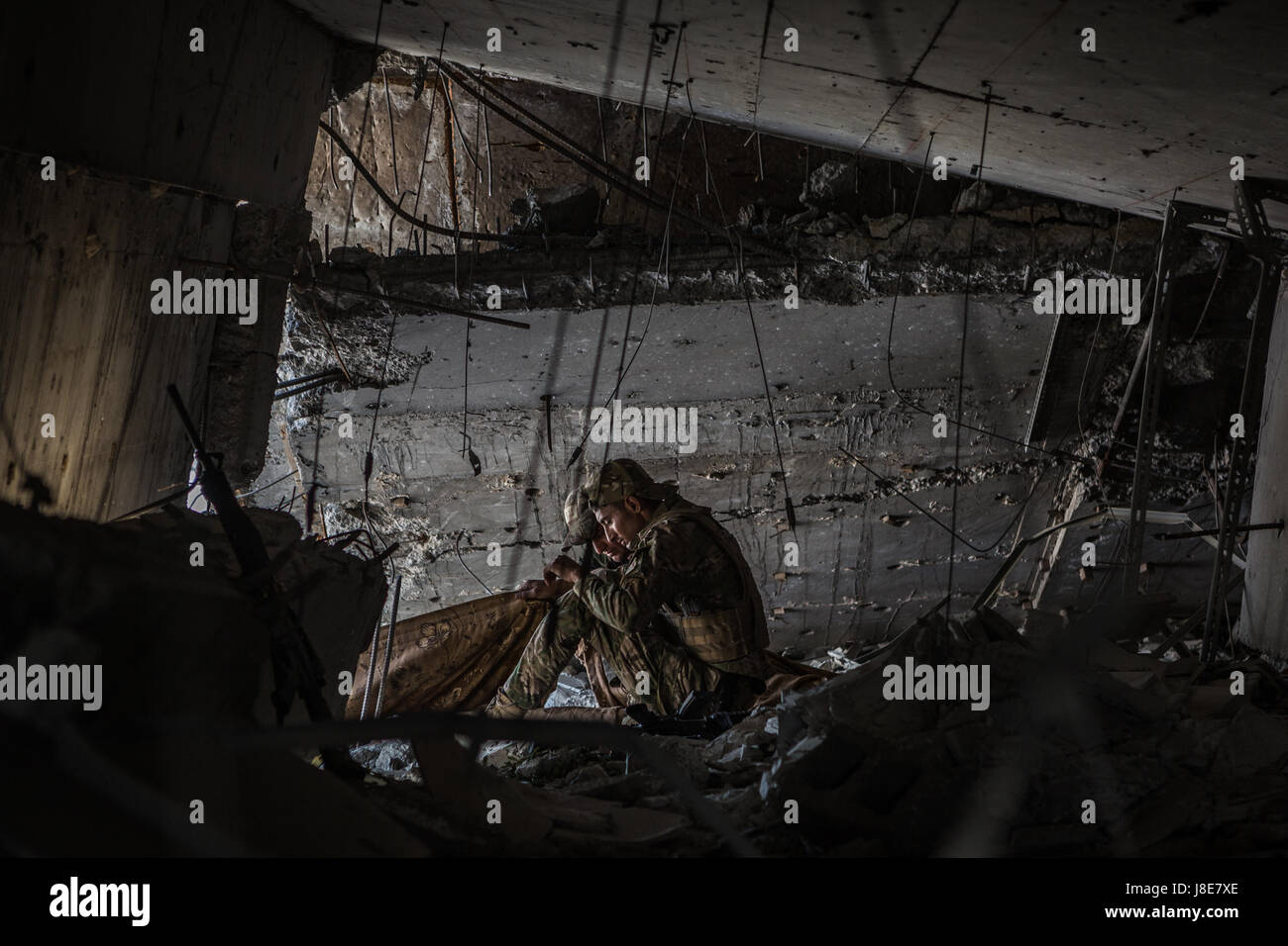 Al-Shifa, Mosul, Irak. 28. Mai 2017. Irakische Armeesoldaten der 9. und 16. Abteilungen verwenden Bettwäsche, um Sichtschutz aus islamischer Staat (IS) Scharfschützen zu geben, während der Kämpfe gegen IS in Al-Shifa, Mosul, Irak, 28. Mai 2017. Die Vorderseite im Stadtteil Al-Shifa im Westen von Mosul, ist einer der drei Fronten neu erschlossen durch die irakische Armee, um Druck auf die IS. Foto: Andrea DiCenzo/Dpa/Alamy Live News Stockfoto