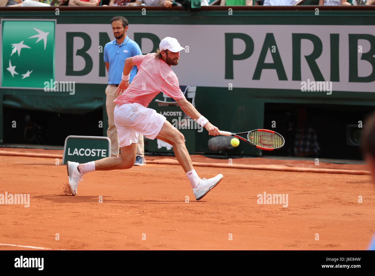 Paris, Frankreich. 28. Mai 2017. Der französische Spieler Stephane Robert ist in Aktion während sein Spiel in der 1. Runde des ATP French Open in Roland Garros gegen bulgarische Spieler Grigor Dimitrov am 28. Mai 2017 in Paris, Frankreich. -Kredit: Yan Lerval/Alamy Live-Nachrichten Stockfoto