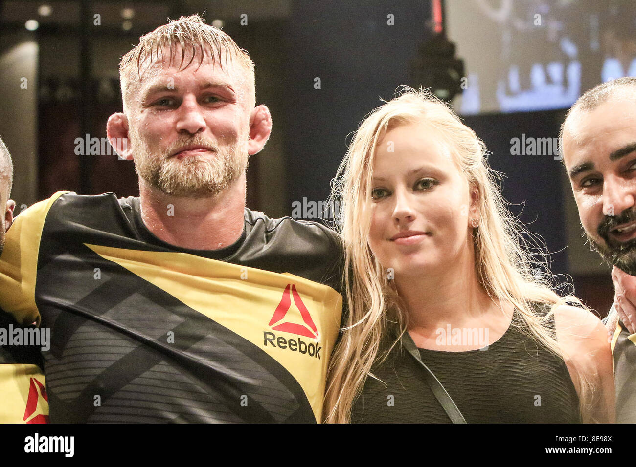 Ericsson Globe, Stockholm, Schweden. 28. Mai 2017. Alex Gustafsson schlägt nach dem Sieg über Glover Teixeira in der Fith Runde bei UFC Fight Night Stockholm Credit: Dan Cooke / Alamy Live News Stockfoto