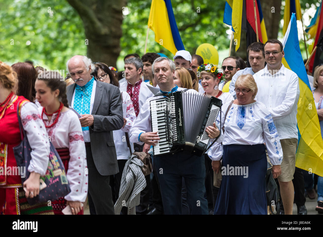 London, UK. 28. Mai 2017. Jährliche Vyshyvanka März. Hunderte von britischen Ukrainer Rallye und März gekleidet in traditionellen bestickten Trachten anlässlich des nationalen Vyshyvanka. © Guy Corbishley/Alamy Live-Nachrichten Stockfoto