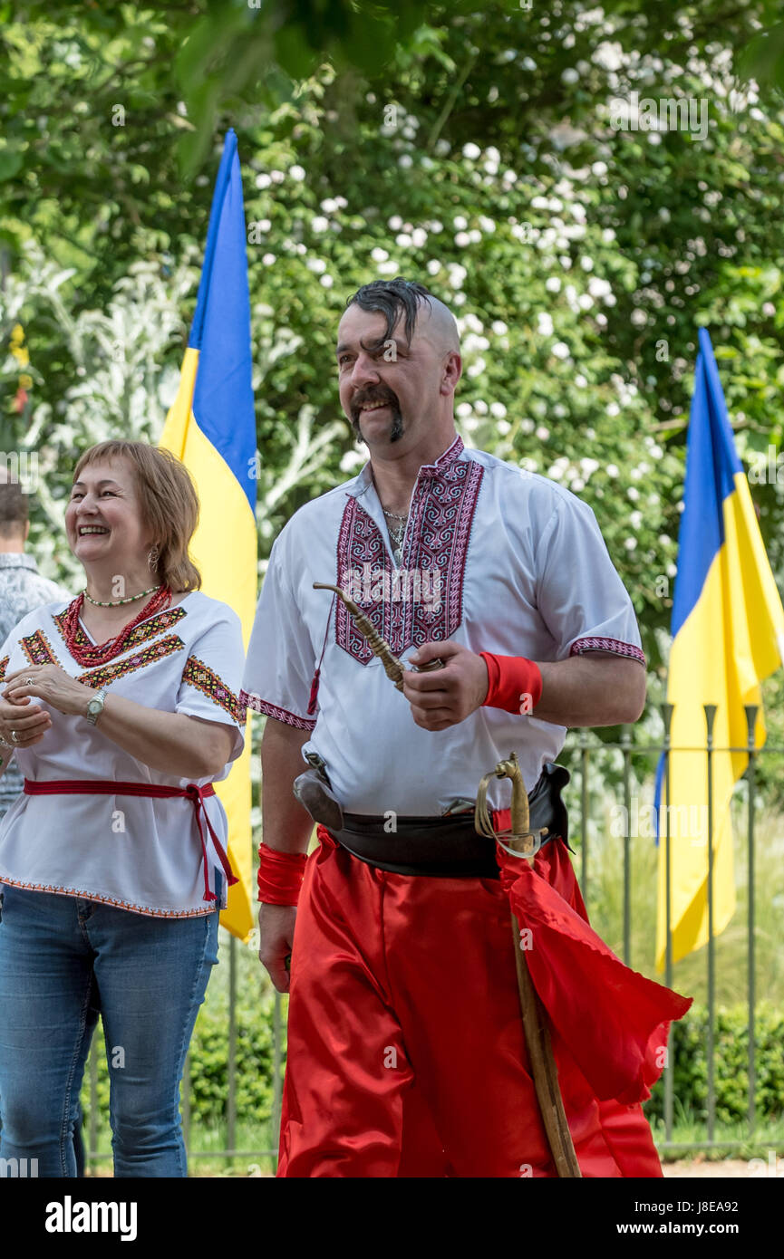 London, UK. 28. Mai 2017. Jährliche Vyshyvanka März. Hunderte von britischen Ukrainer Rallye und März gekleidet in traditionellen bestickten Trachten anlässlich des nationalen Vyshyvanka. © Guy Corbishley/Alamy Live-Nachrichten Stockfoto