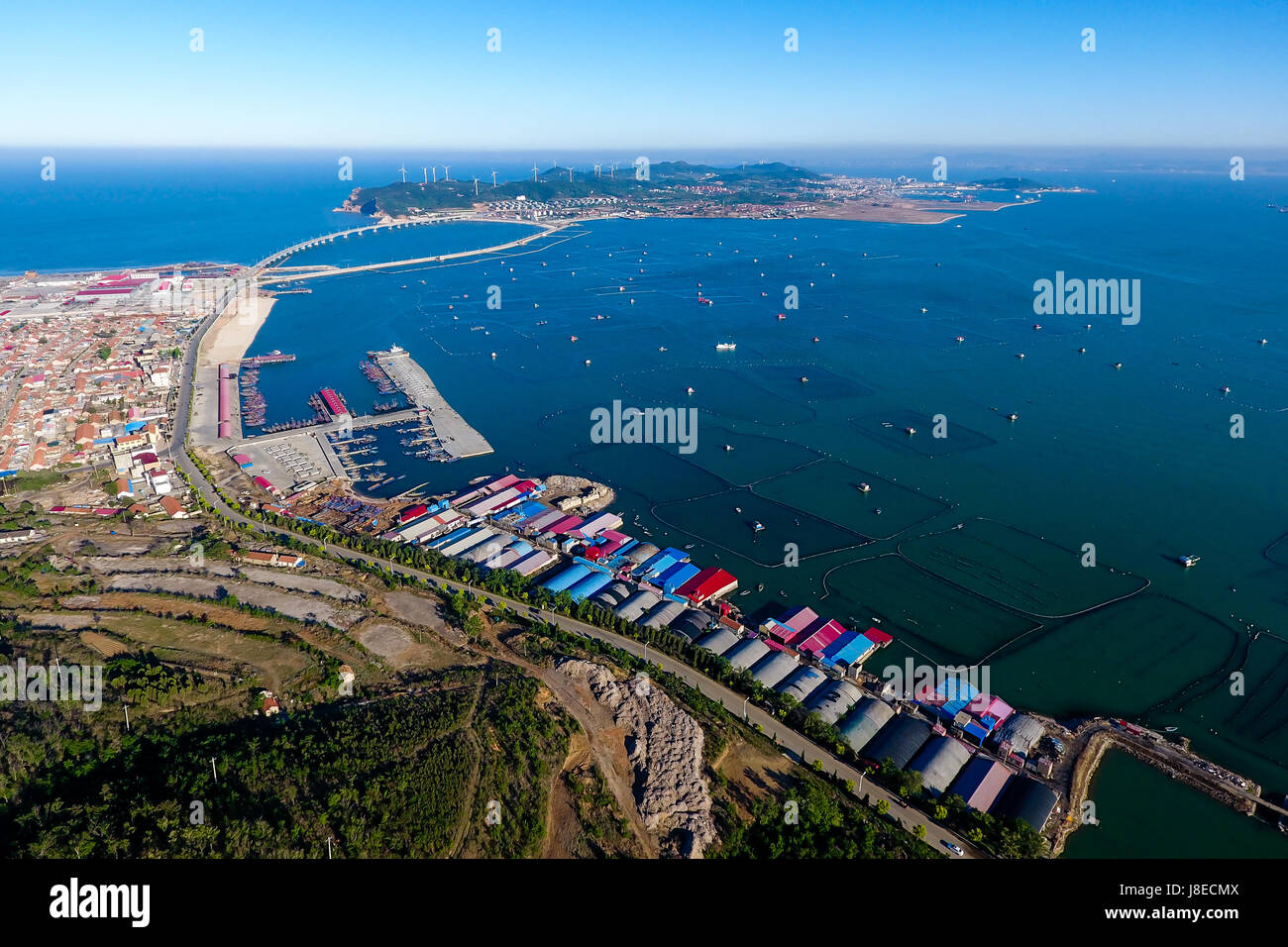 Changdao, China Shandong Provinz. 23. Mai 2017. Landschaft der Nordinsel Xinye sieht man im Changdao County, Ost-China Shandong Provinz, 23. Mai 2017. Als einzige Insel-Grafschaft in der Provinz Shandong Changdao Regierung nutzte der marine ökologische Bedingungen und geplant, seine Toursim Industrie zu entwickeln. Bildnachweis: Guo Xulei/Xinhua/Alamy Live-Nachrichten Stockfoto