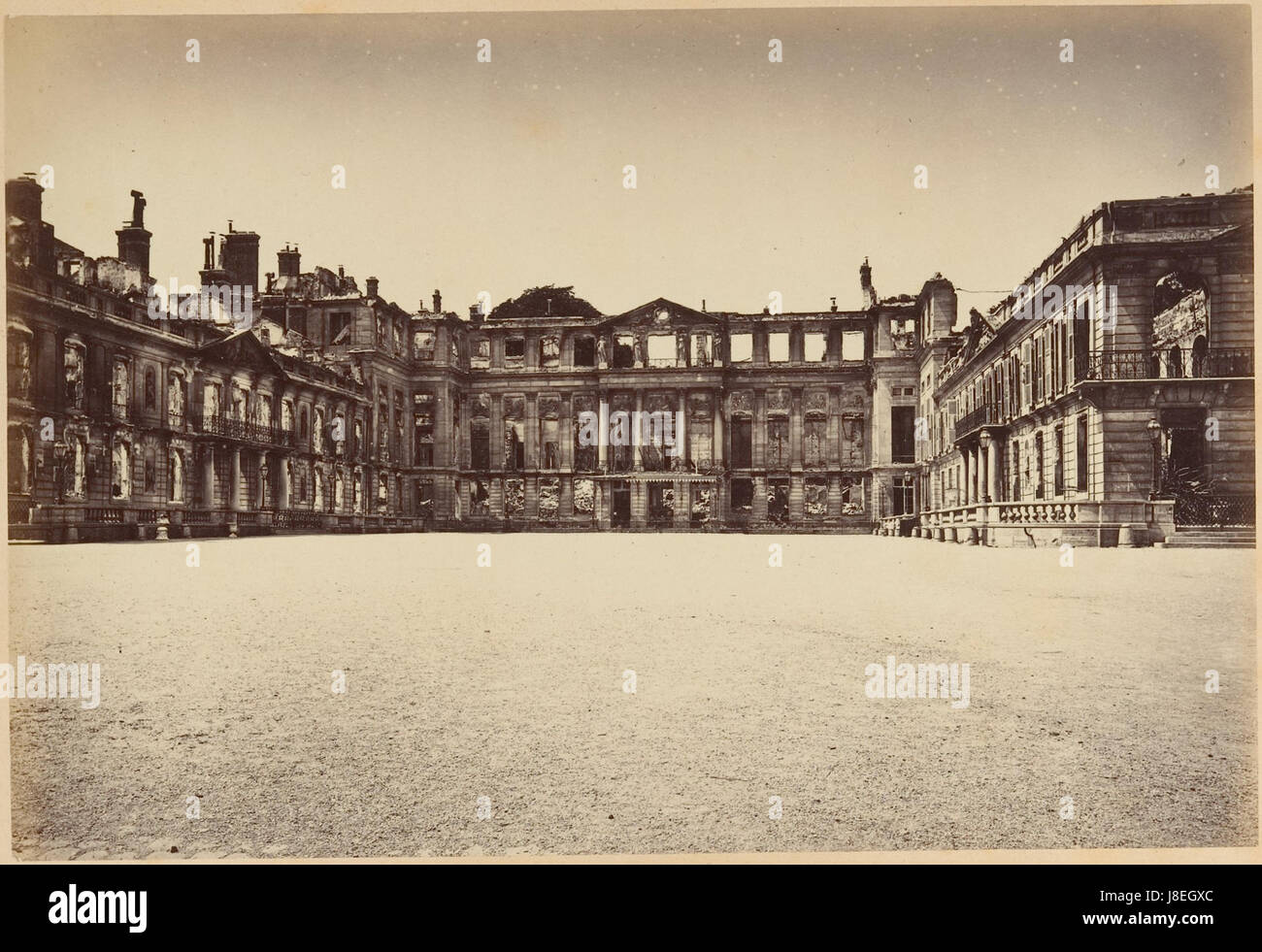 Dieser Band zeigt 100 Fotografien, die die Ruinen von Paris und seine Umgebung nach der Zerstörung des Deutsch-Französischen Krieges (1870–1871) dokumentieren. Diese Bilder dienen als historische Aufzeichnung der Erholung der Stadt. Stockfoto