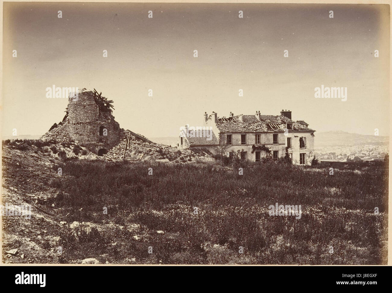 Eine Sammlung von 100 Fotografien, die die Ruinen von Paris und seine Umgebung in der Zeit von 1870 bis 1871 darstellen und die Folgen des Deutsch-Französischen Krieges und der Pariser Kommune festhalten. Der zweite Band bietet detaillierte Ansichten wichtiger historischer Stätten, die von diesen Ereignissen betroffen sind. Stockfoto