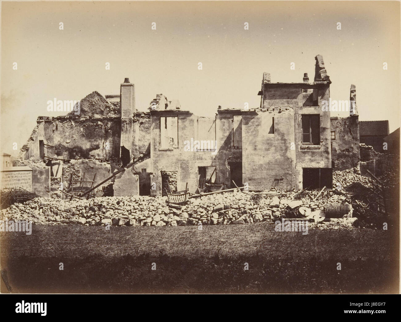 Eine Fotosammlung mit dem Titel „Les Ruines de Paris et de ses environs 1870-1871“, die die Folgen des Deutsch-Französischen Krieges dokumentiert und Ruinen und Zerstörungen in Paris und Umgebung zeigt. Die Sammlung bietet einen Einblick in die historischen Folgen des Krieges. Stockfoto