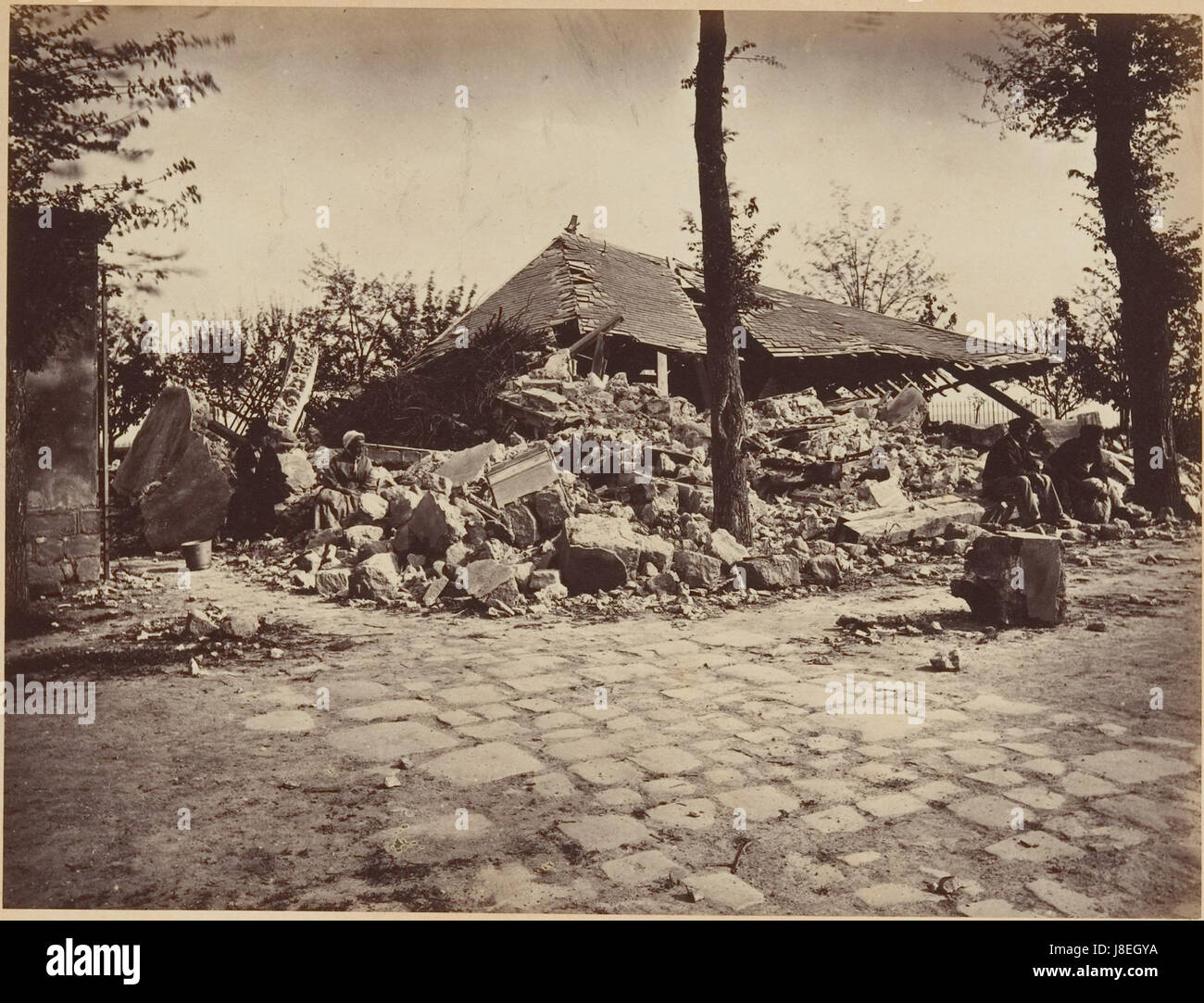 Dieses fotografische Werk „Les Ruines de Paris et de ses environs 1870-1871“ erfasst die Verwüstung von Paris und seiner Umgebung während des Deutsch-Französischen Krieges. Der zweite Band enthält 100 Fotografien, die die Schäden an der Stadt während des Krieges dokumentieren. Stockfoto