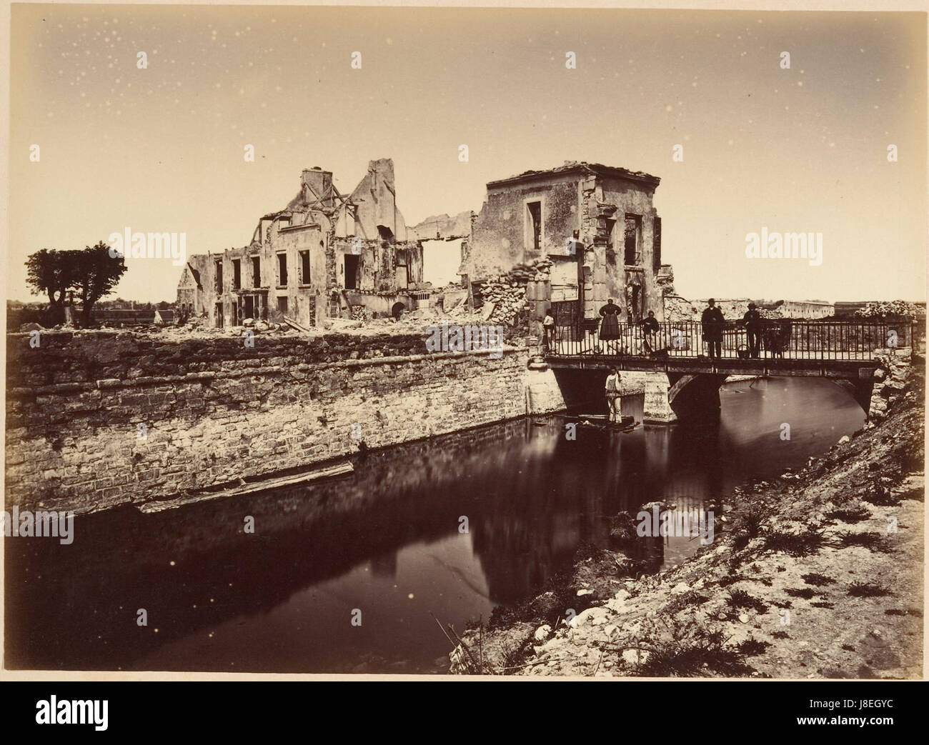 Dieses Buch, *Les Ruines de Paris et de ses environs*, enthält 100 Fotografien von Paris und seiner Umgebung während des Deutsch-Französischen Krieges von 1870 bis 1871, die die Zerstörung der Stadt und die Auswirkungen des Krieges auf die Hauptstadt dokumentieren. Stockfoto