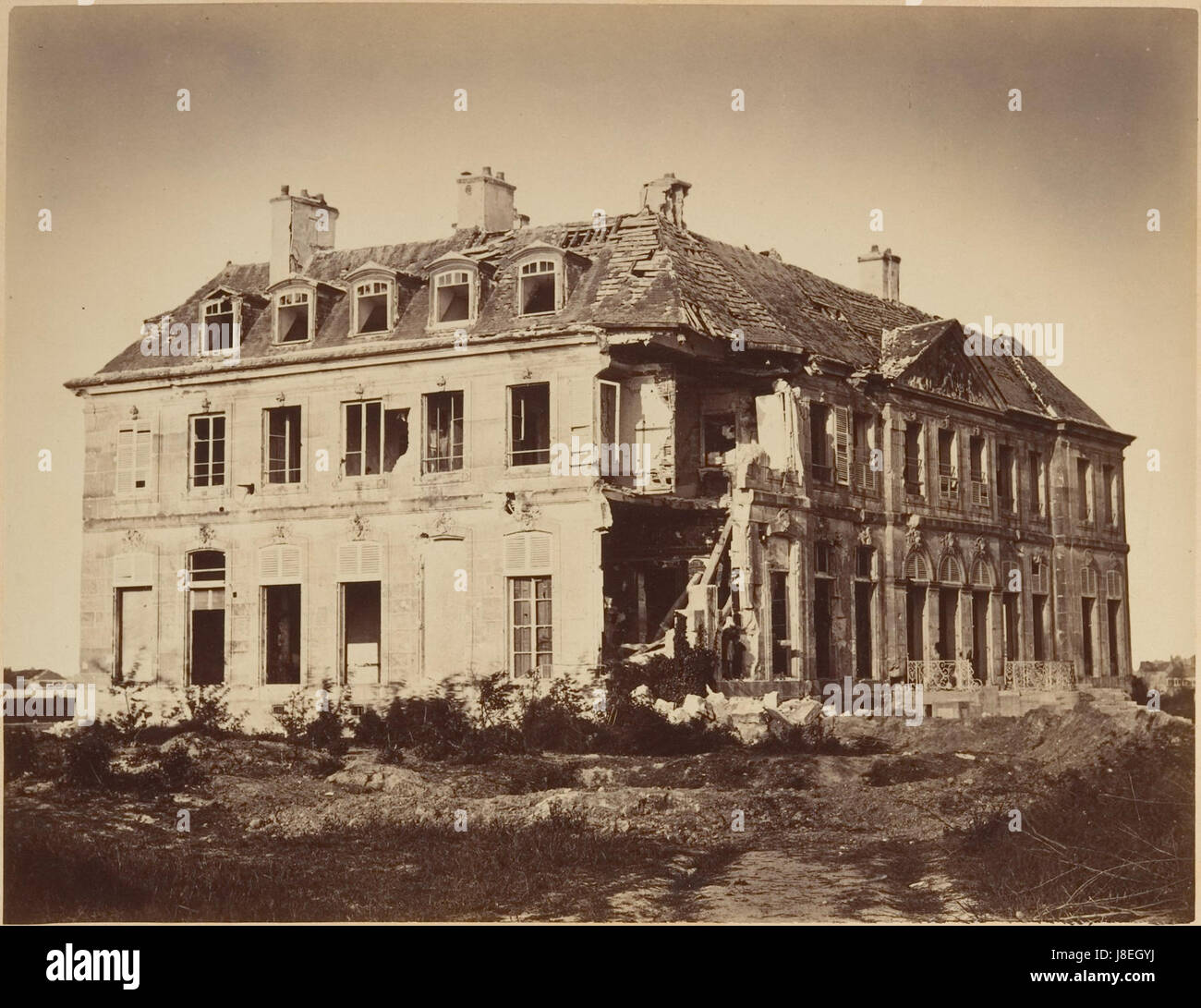 „Les Ruines de Paris et de ses environs“ ist eine Fotosammlung, die die Verwüstungen in Paris und seiner Umgebung während des Deutsch-Französischen Krieges zeigt. Der zweite Band befasst sich mit den Ruinen der Stadt zwischen 1870 und 1871. Stockfoto
