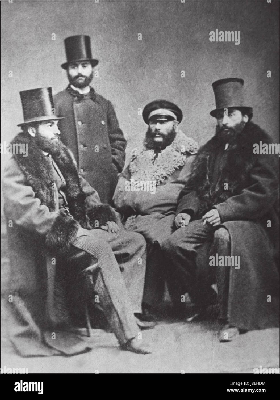 Dieses Foto zeigt Ilia Chavchavadse, einen georgischen Nationalhelden, mit seinen Freunden in St. Petersburg, und spiegelt seine Verbindungen zu russischen intellektuellen Kreisen im späten 19. Jahrhundert wider. Stockfoto