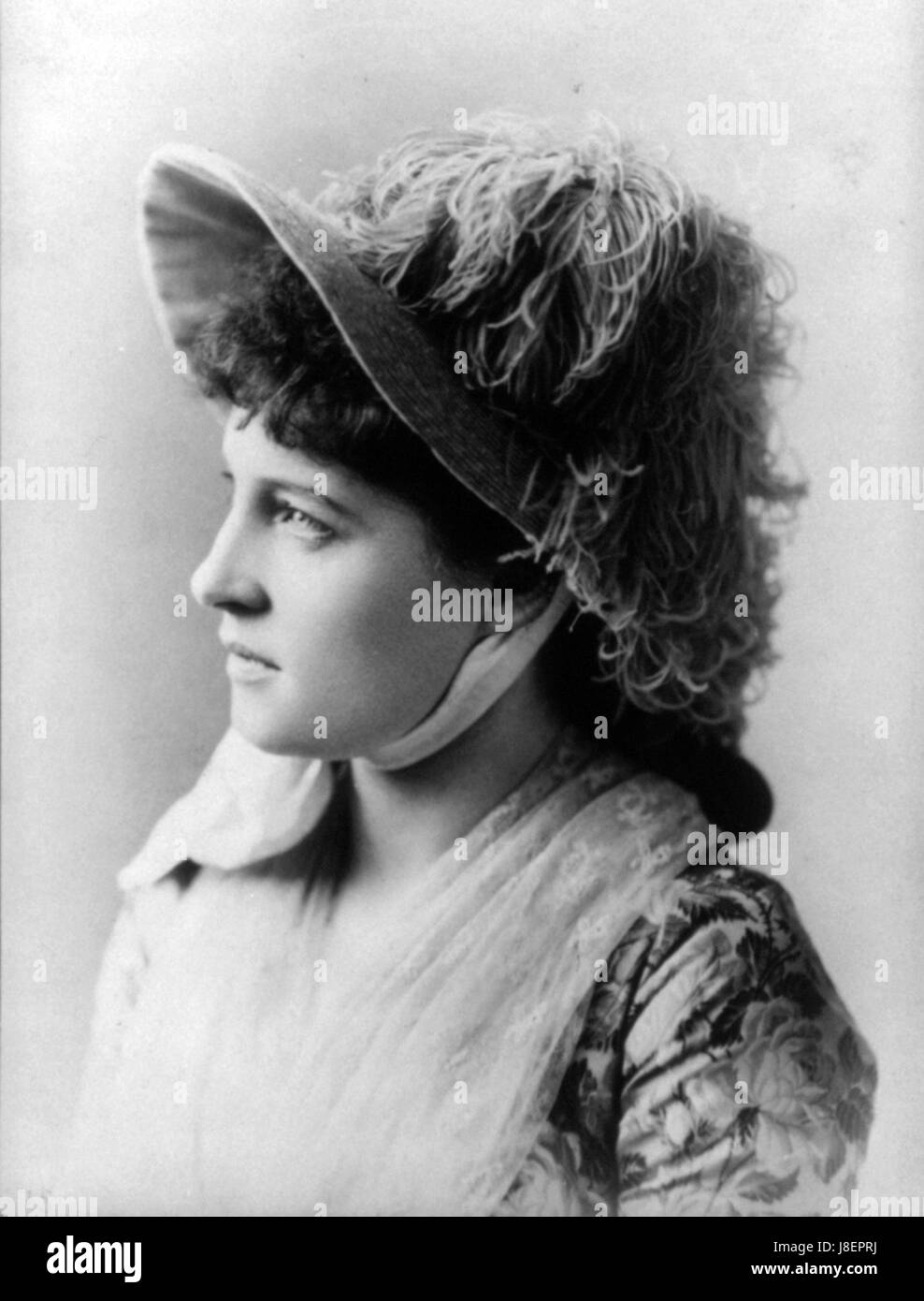 Dieses Studiofoto von Lillie Langtry, aufgenommen vom berühmten Fotografen Napoleon Sarony, fängt die ikonische britische Schauspielerin in einem Moment der Pose und Eleganz ein, typisch für Saronys Theaterstil. Stockfoto