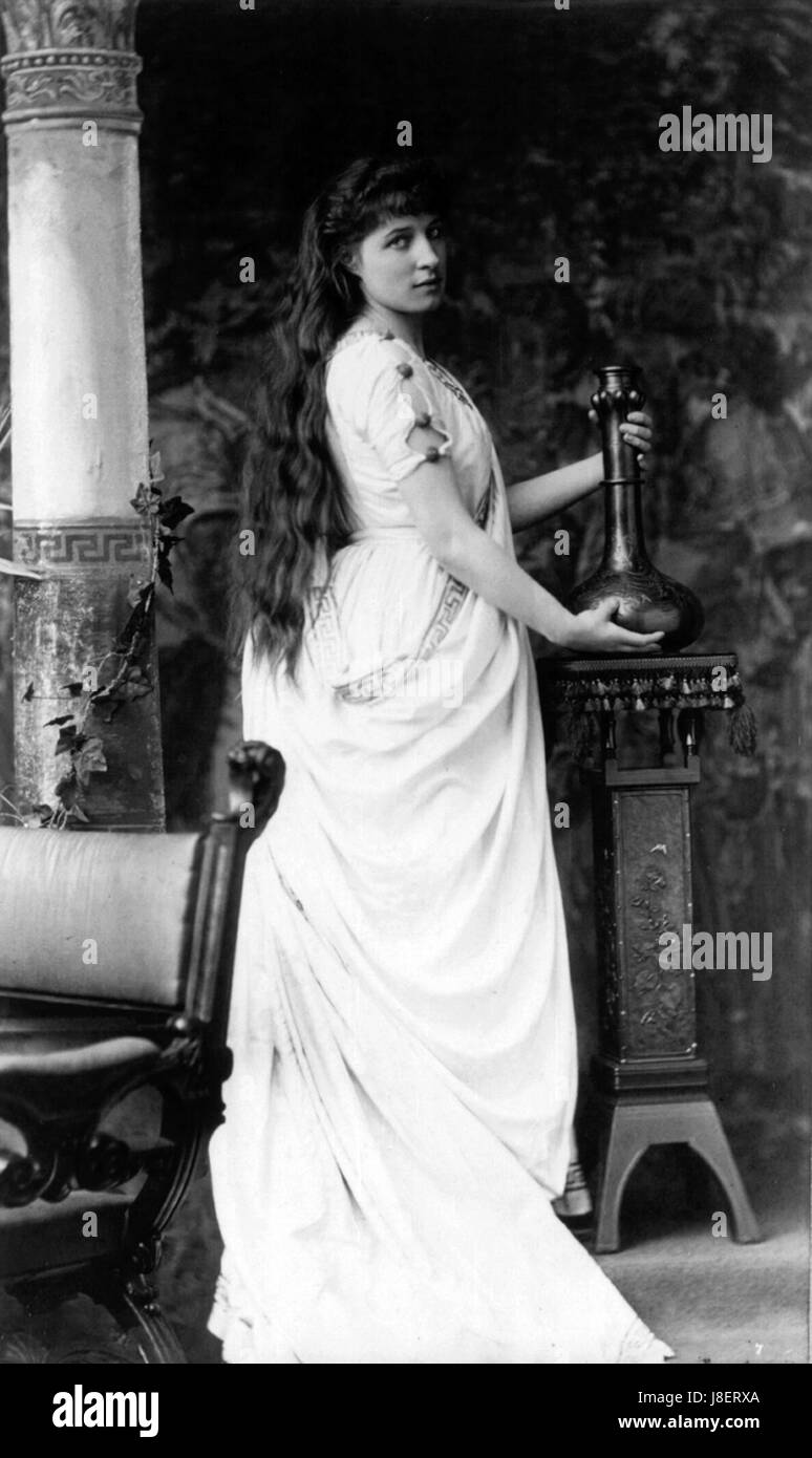 Lillie Langtry, eine berühmte Schauspielerin und Sozialistin, wird auf diesem Foto von dem berühmten Fotografen Napoleon Sarony dargestellt. Sie wurde zu einer prominenten Persönlichkeit in der Unterhaltung und Gesellschaft des 19. Jahrhunderts. Stockfoto
