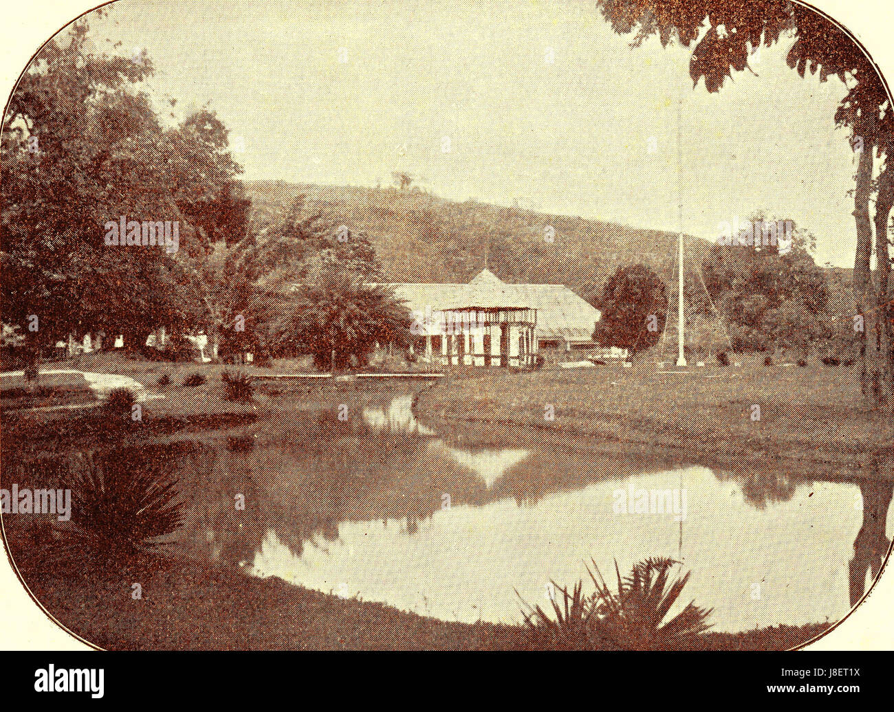 Dieser niederländische Titel bedeutet "der Park des Residenzhauses". Es bezieht sich auf einen historischen Park oder Garten, der mit einer Residenz verbunden ist, möglicherweise ein Adelssitz oder ein königliches Haus. Der Park könnte ein Zierungs- oder Freizeitgebiet gewesen sein, das für das gesellschaftliche Leben seiner Zeit von Bedeutung ist. Stockfoto