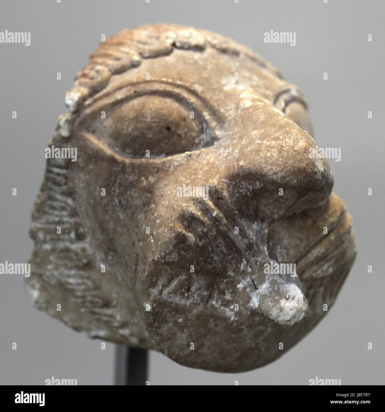 Der „Löwenkopf AO231 IMG 6823“ bezieht sich wahrscheinlich auf ein Bild oder Artefakt, das einen Löwenkopf darstellt, möglicherweise von einer Skulptur oder einem antiken Kunstwerk. Dieser Artikel ist ein Beispiel für Tierbilder in der Kunst und zeigt die Symbolik von Stärke und Majestät. Stockfoto