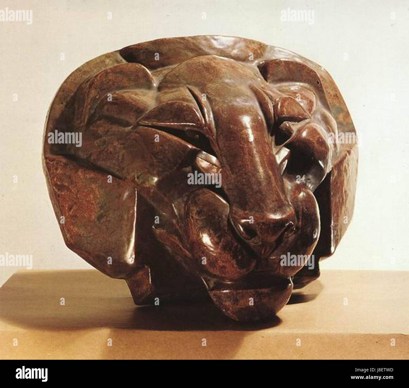 Die Löwenkopf-Skulptur von Mikhail Vrubel repräsentiert die Interpretation des majestätischen und mächtigen Tieres durch die artistâ, mit einem Fokus auf komplizierte Details und emotionalen Ausdruck. Stockfoto