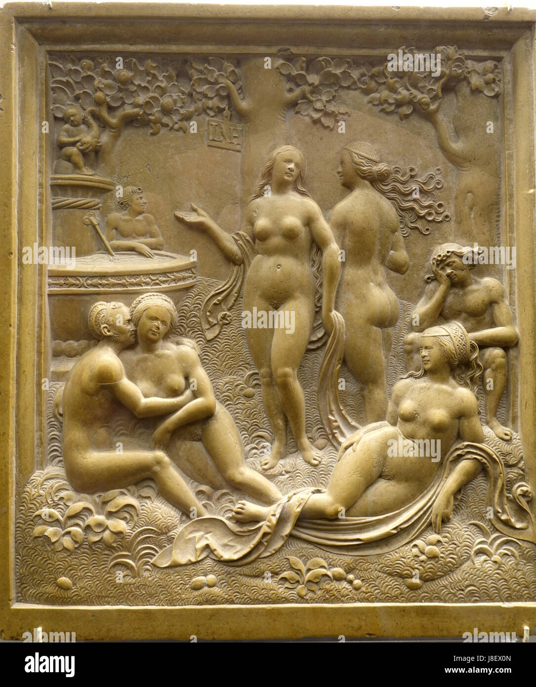 Der „Garten der Liebe, Jungbrunnen“ von Loy Hering, um 1525, ist ein historisches Kunstwerk aus Solnhofer-Stein. Dieses Stück, das im Bode Museum ausgestellt wird, veranschaulicht die Kunst der Renaissance und repräsentiert Themen der Liebe und Verjüngung, die für die Symbolik der Zeit von Bedeutung sind. Stockfoto