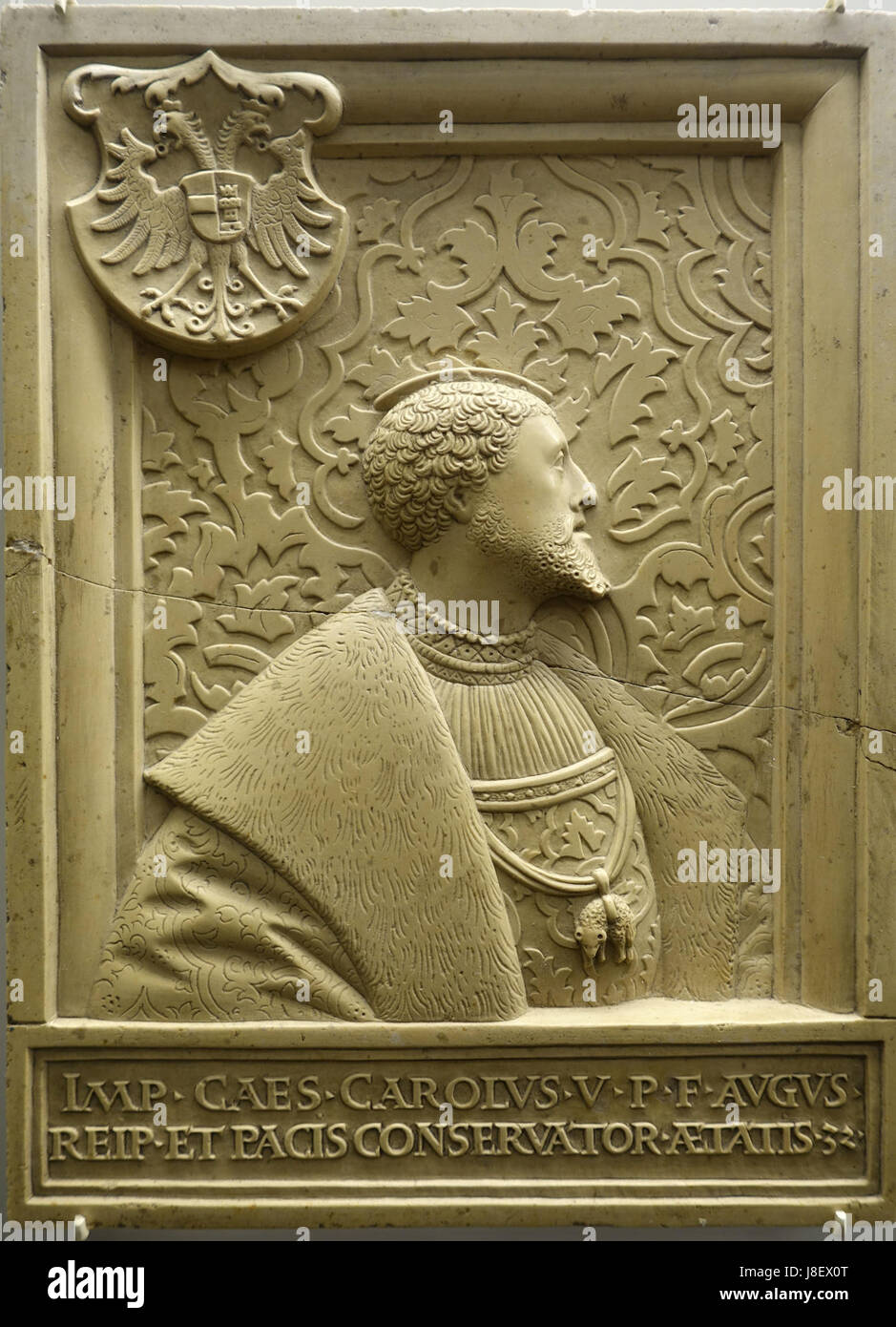 Dieses Porträt Kaiser Karl V. von Thomas Hering aus dem Jahre 1532 ist aus Solnhofer-Stein gemeißelt. Es ist ein bedeutendes Stück in der Sammlung des Bode Museums und zeigt kaiserliche Porträts. Stockfoto