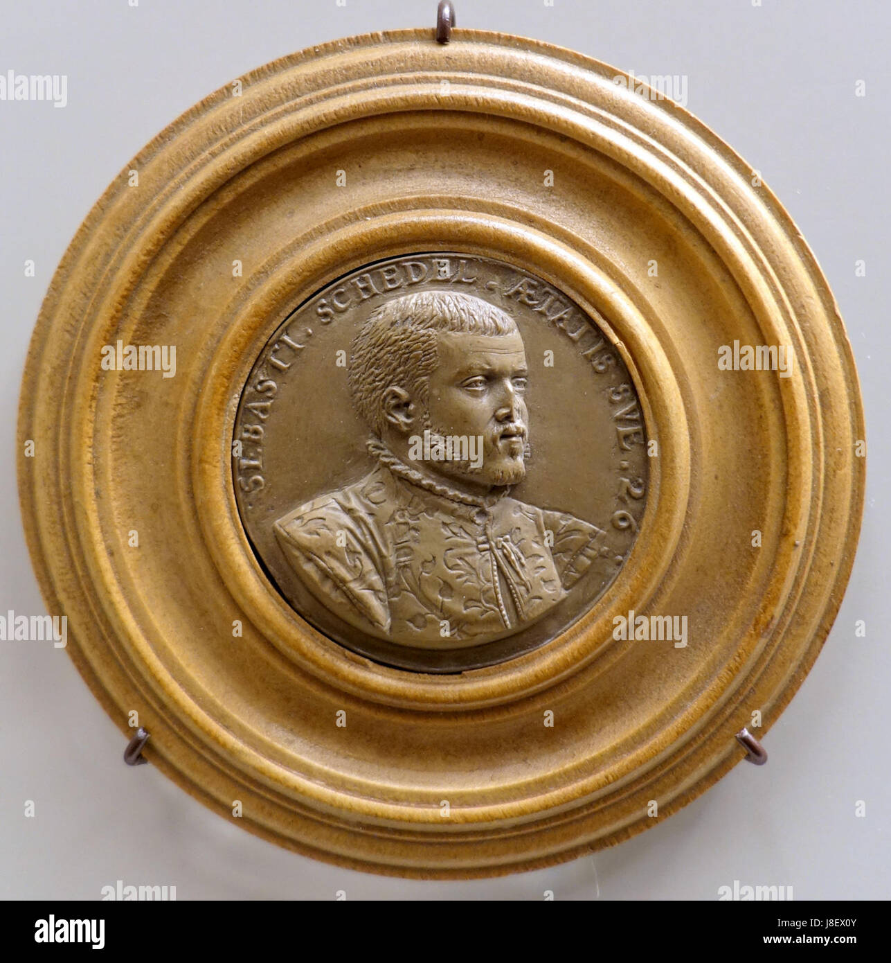 Das Bildnis Sebastian Schedels, das Joachim Deschler 1546 schuf, ist ein Skulpturenwerk aus Solnhofer-Stein. Dieses Werk ist Teil der Sammlung des Bode Museums in Berlin, das Handwerkskunst der Renaissance zeigt und an den prominenten deutschen Arzt und Gelehrten erinnert. Stockfoto