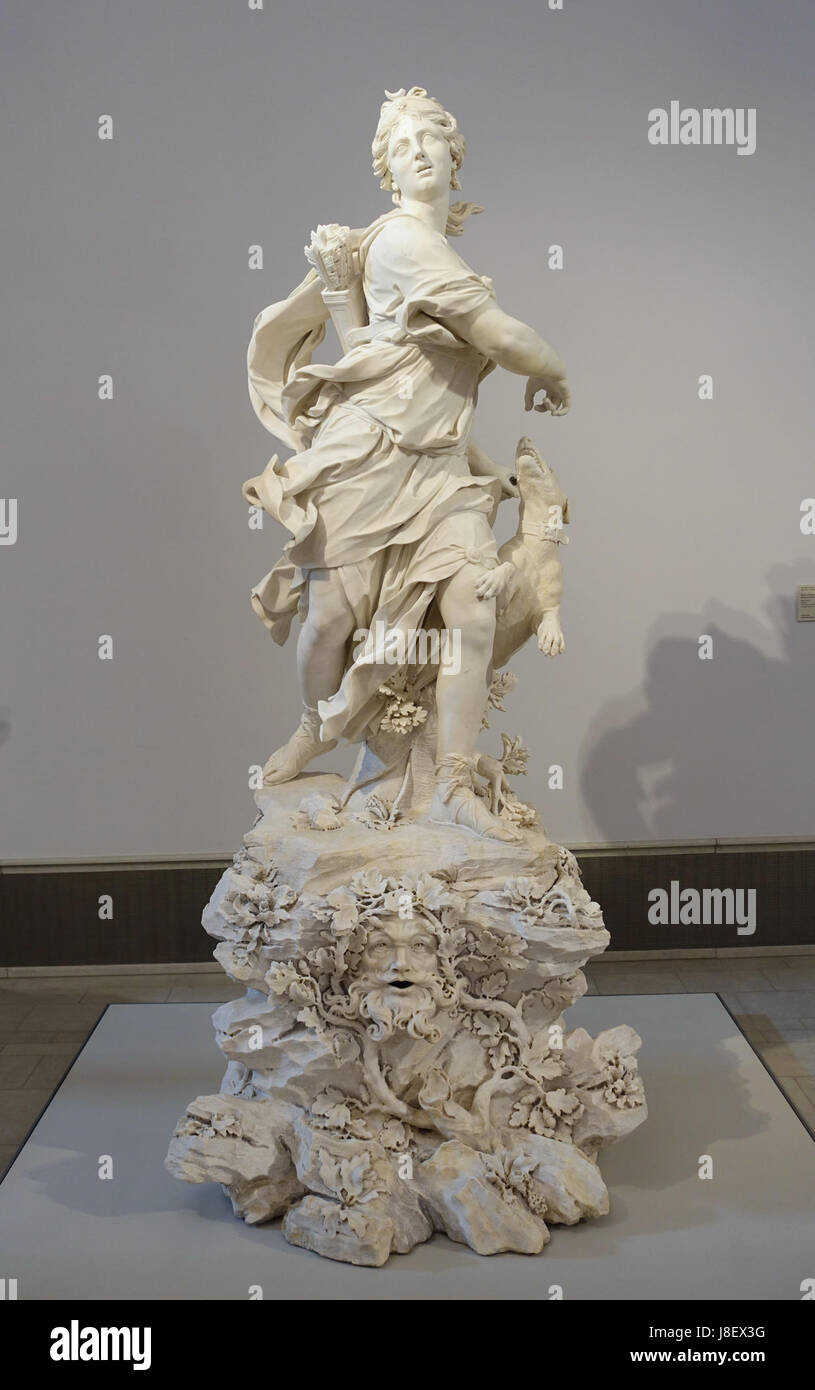 Diese Marmorskulptur „Diana als Jägerin“, die Bernardino Cametti zwischen 1717 und 1720 schuf, ist im Bode Museum in Berlin ausgestellt. Sie stellt die römische Göttin Diana dar, die sie als Beschützerin der Jagd und der Natur symbolisiert. Stockfoto