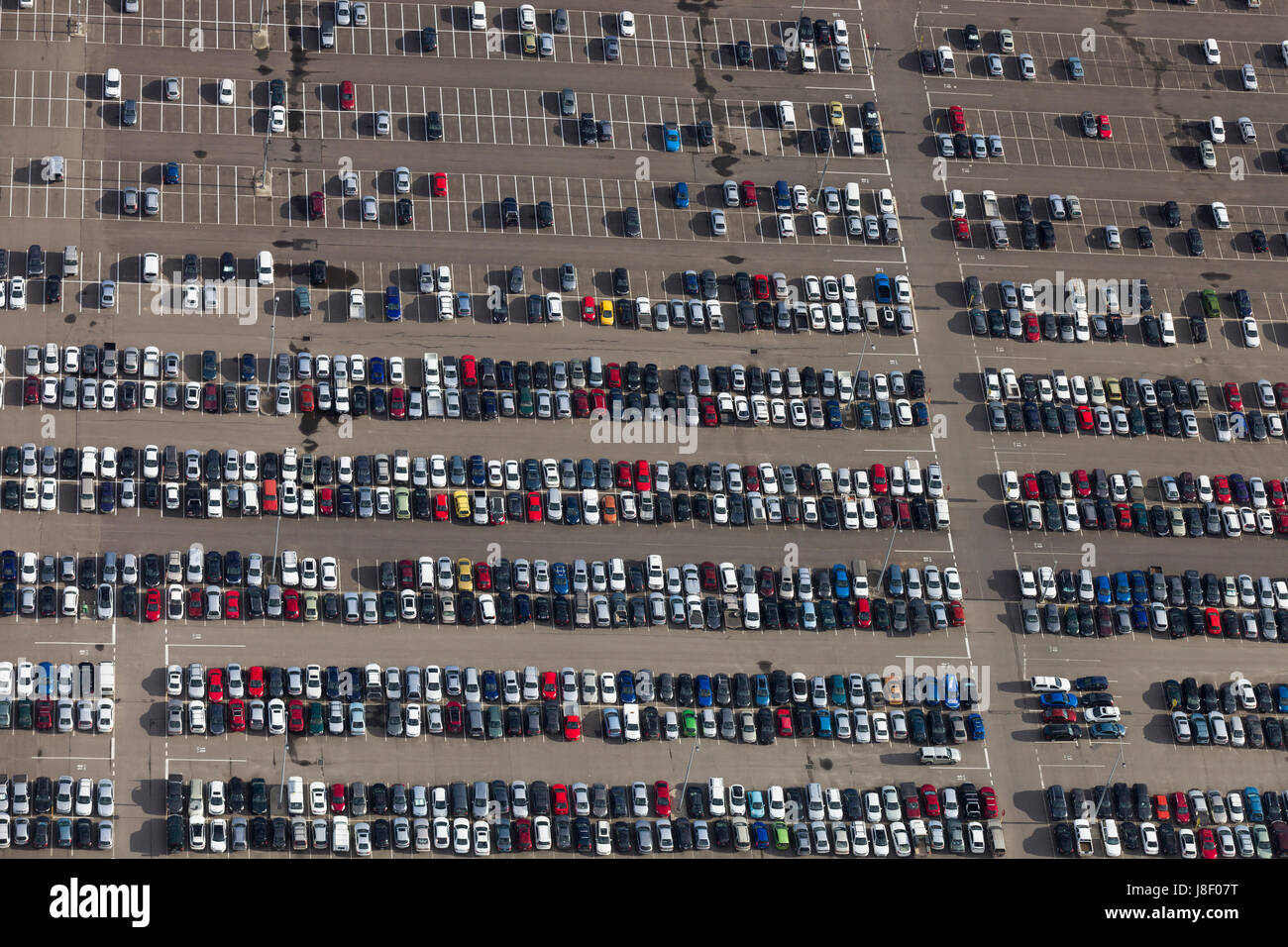 Großer Parkplatz mit einer großen Anzahl von Autos. Stockfoto