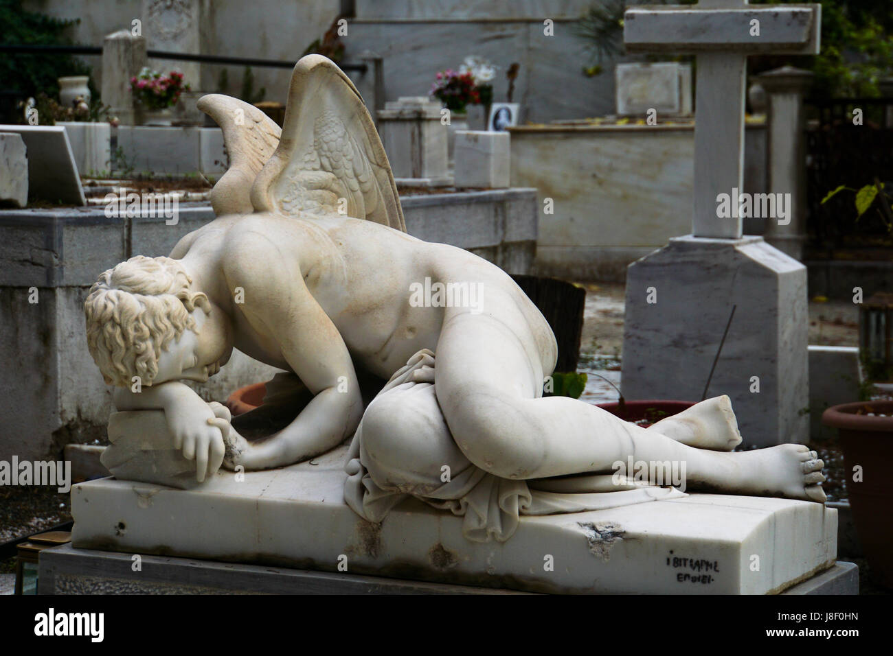weinende Engelsstatue auf einem Friedhof Athens, Griechenland Stockfoto weinende Engelsstatue auf einem Friedhof Athens, Griechenland Stockfoto