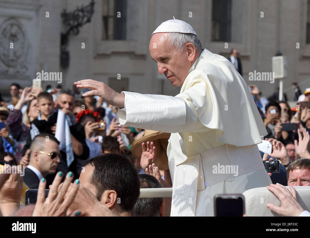 Papst Francis Wellen um die Menge in St. Peters Platz den Vatikan, Rom. Stockfoto