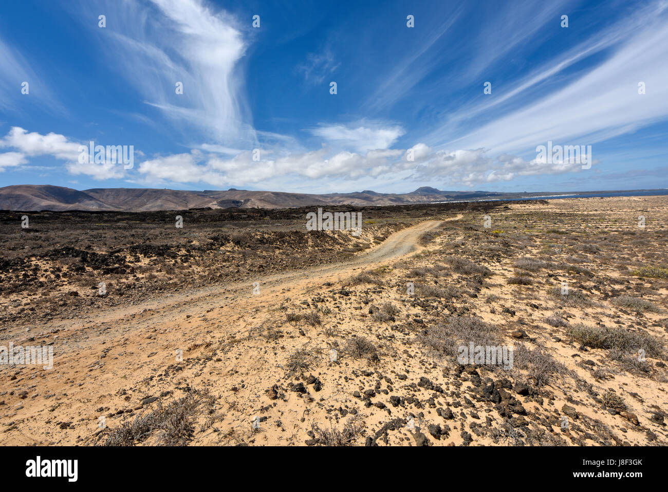Straße durch die fantastische Küstenregion von Nordwesten Lanzarotes. Lanzarote, Spanien Stockfoto