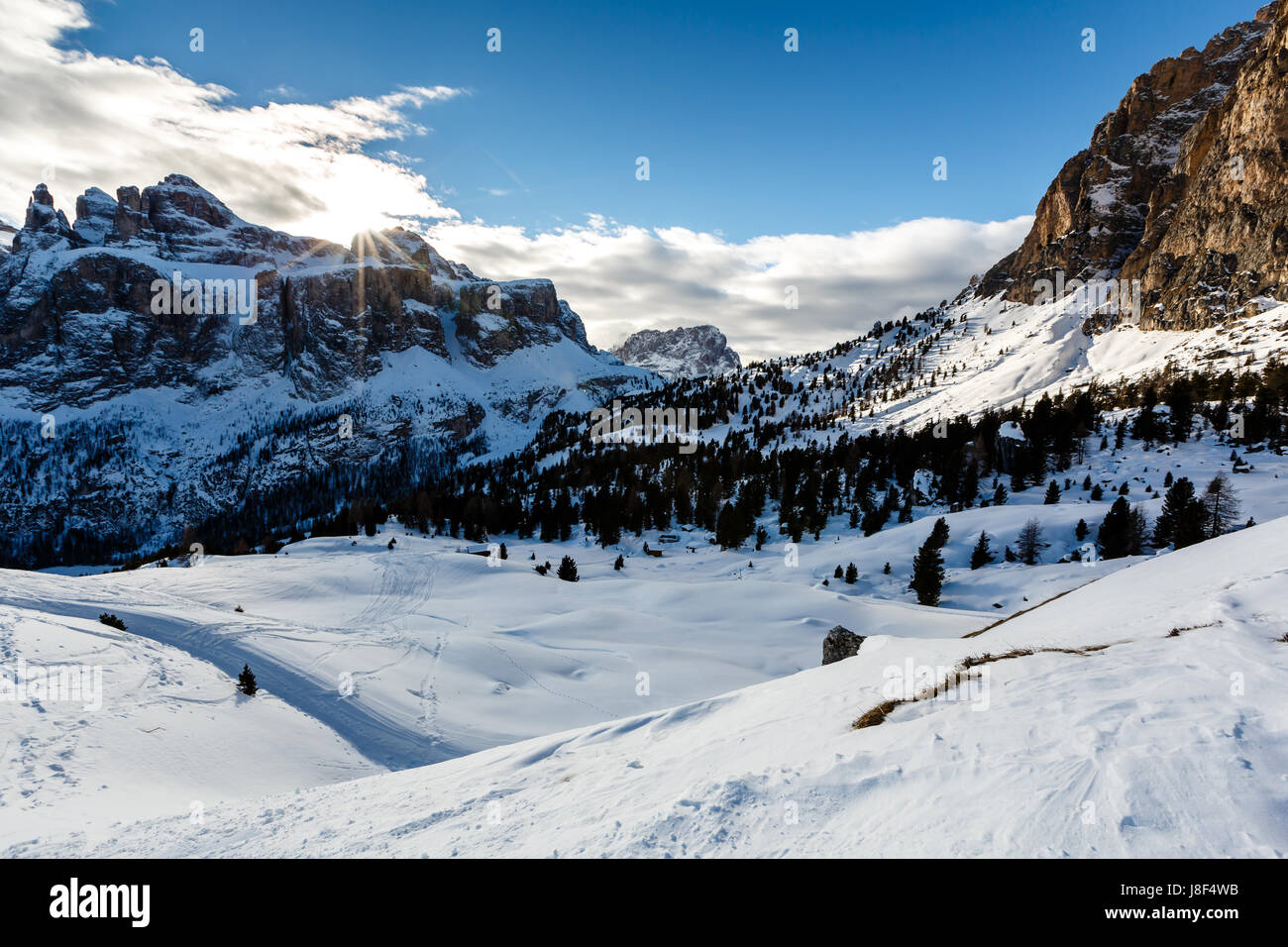 Snowy Mountains auf das Skigebiet von Colfosco, Alta Badia, Dolomiten Alpen Italien Stockfoto