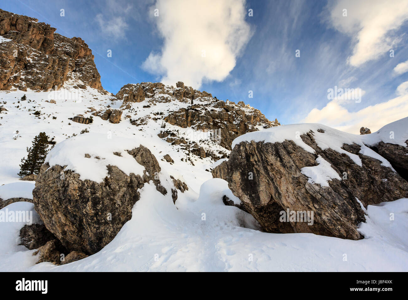 Rocky Mountains auf das Skigebiet von Colfosco, Alta Badia, Dolomiten Alpen Italien Stockfoto