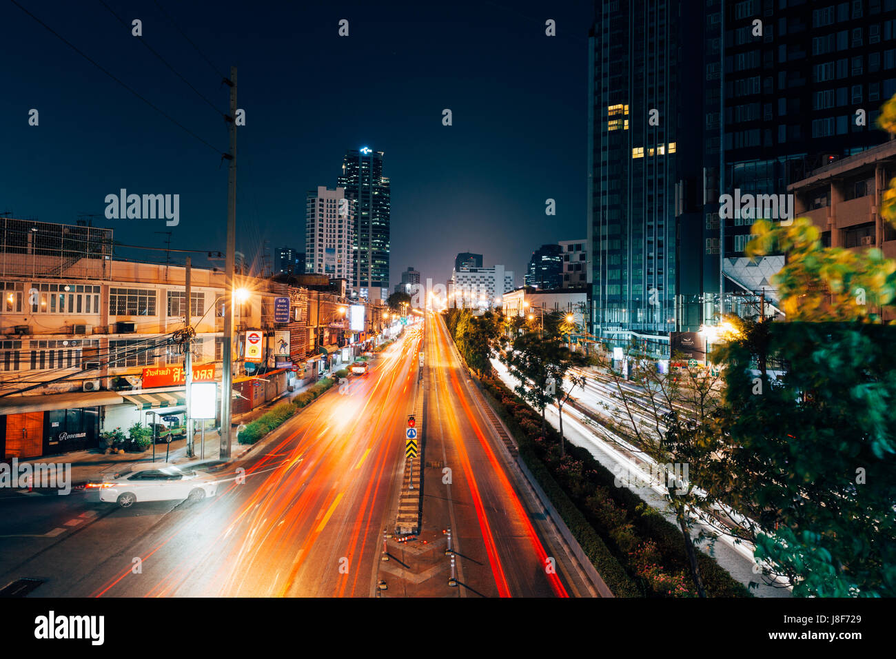 BANGKOK, THAILAND - 25 APRIL: Die Ampel-Trails auf der Straße von Bangkok in der Nacht vom 25. April 2016 in Bangkok, Thailand. Stockfoto
