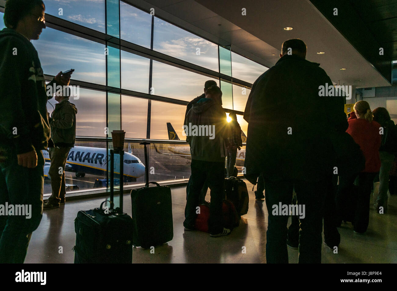 Am frühen Morgen Dublin Flughafen Ryanair Bordkarte Warteschlange Stockfoto