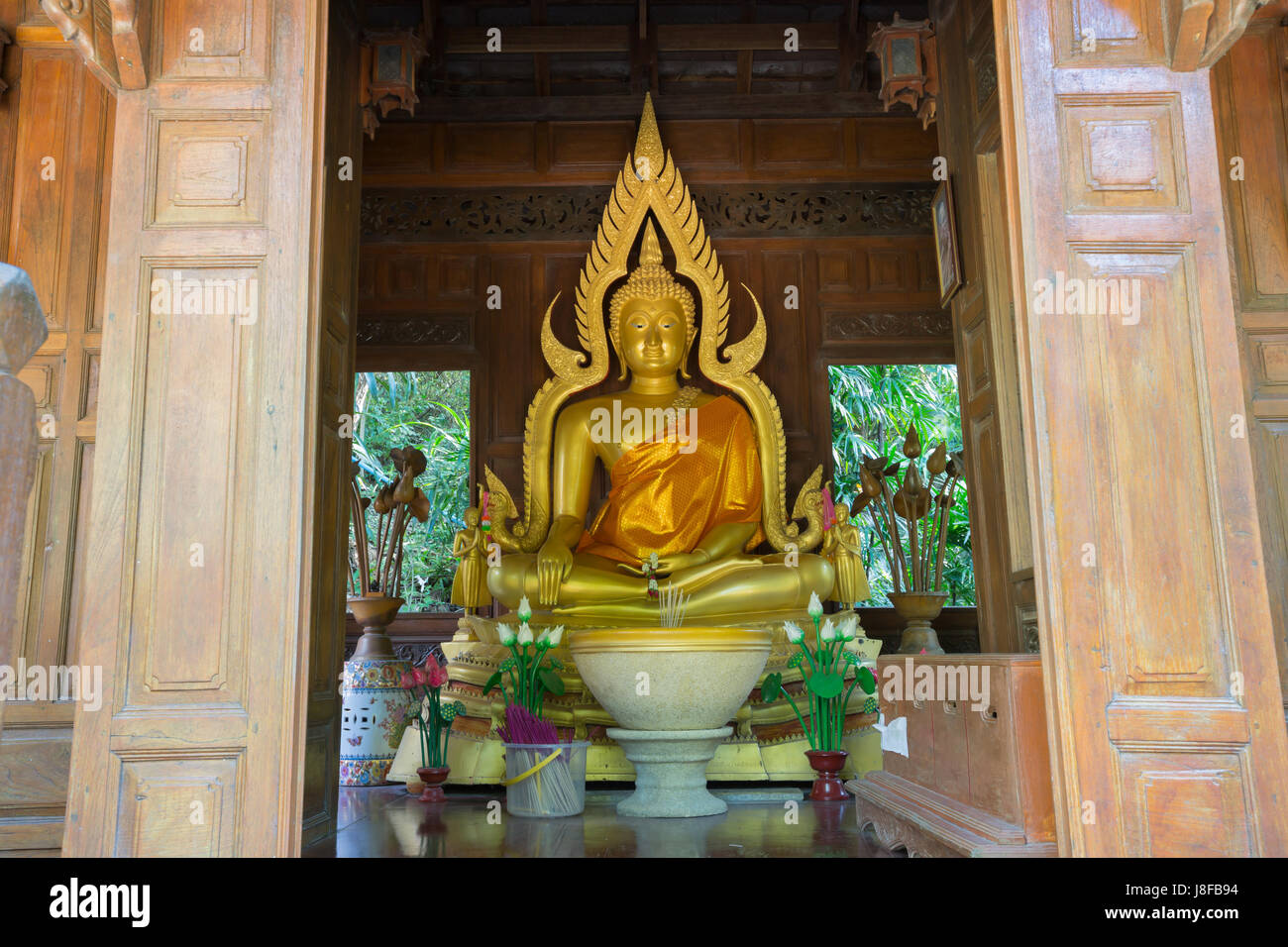 Schöne goldene Buddha verehrte Heiligtum der Asiaten Stockfoto