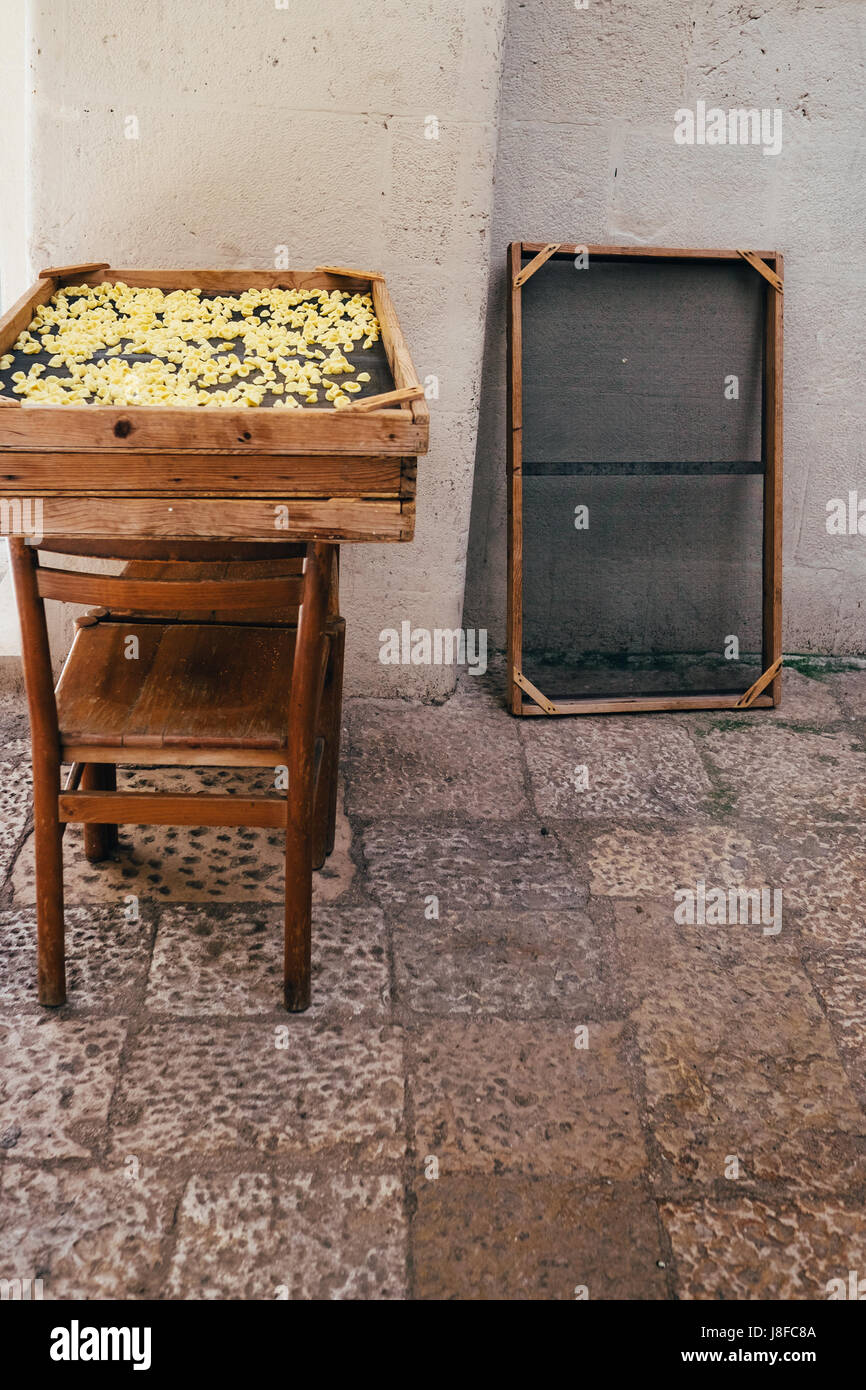 Handgemachte Orecchiette Nudeln trocknen in den Straßen von Bari Vecchia, Apulien, Italien Stockfoto