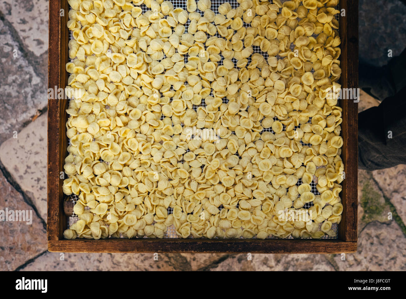 Handgemachte Orecchiette Nudeln trocknen in den Straßen von Bari Vecchia, Apulien, Italien Stockfoto