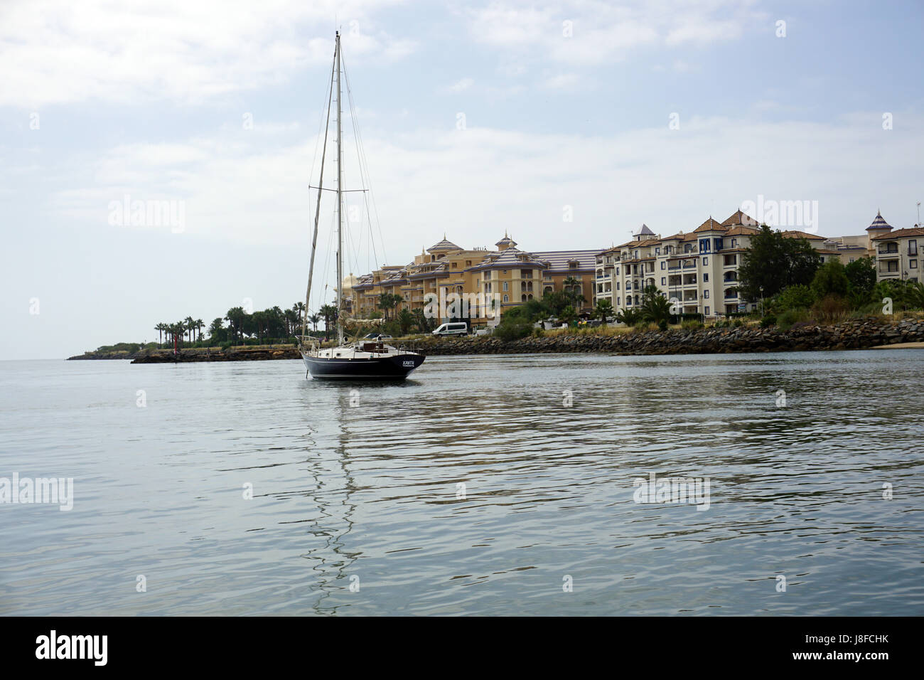 Yacht Boot verankert auf dem Fluss Guadiana Mündung Atlantik Isla Canela Costa de la Luz Spanien. Hotel Atlantico im Hintergrund Stockfoto