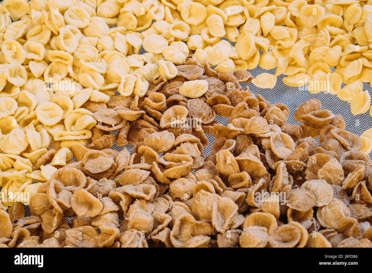 Handgemachte Orecchiette Nudeln trocknen in den Straßen von Bari Vecchia, Apulien, Italien Stockfoto