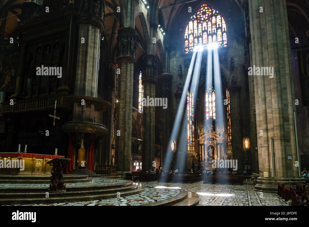 Die hellen Lichtstrahl, der in Mailand Kathedrale Stockfoto