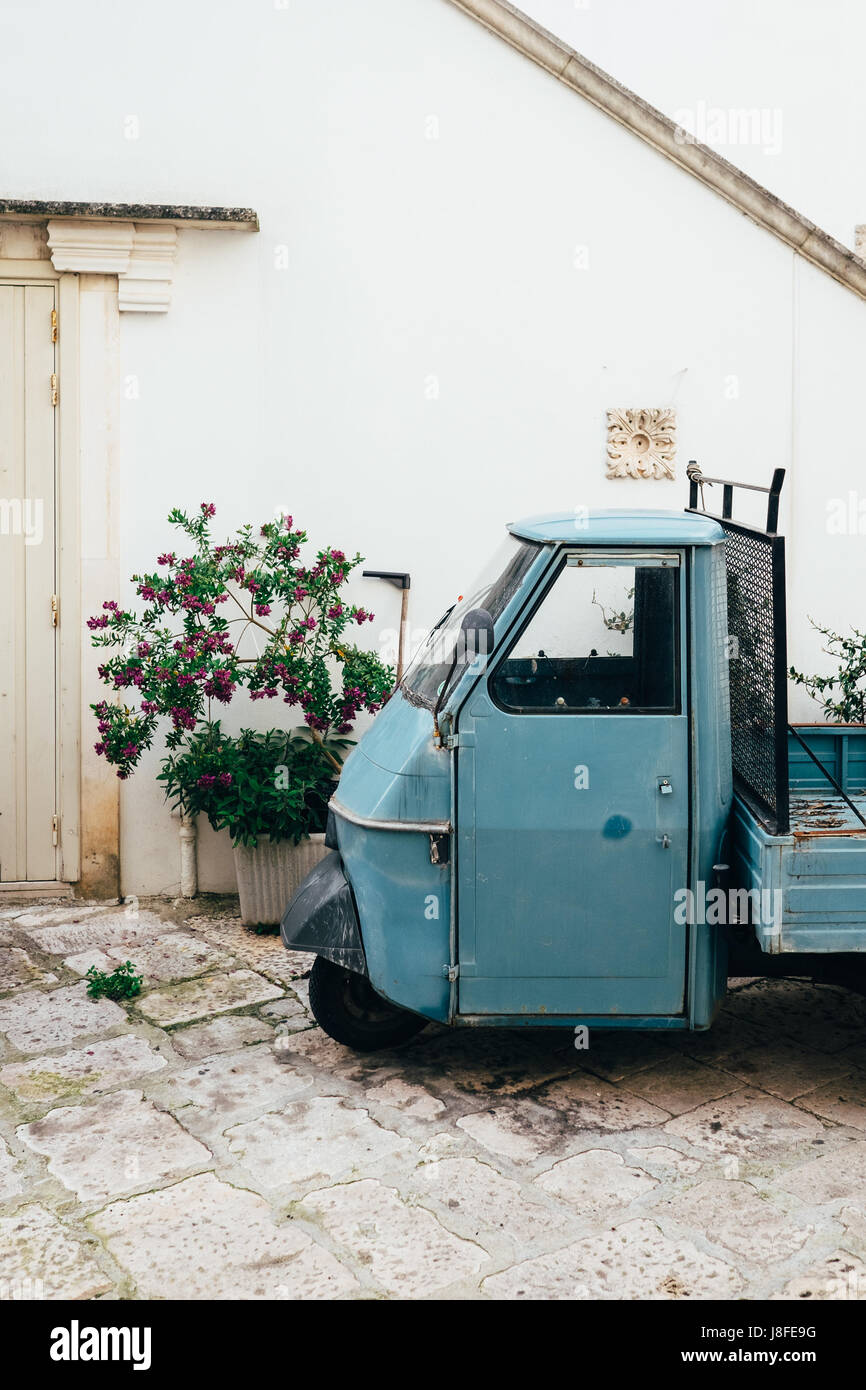 Ein altes 'Affe' Auto geparkt in Martina Franca, Italien Stockfoto