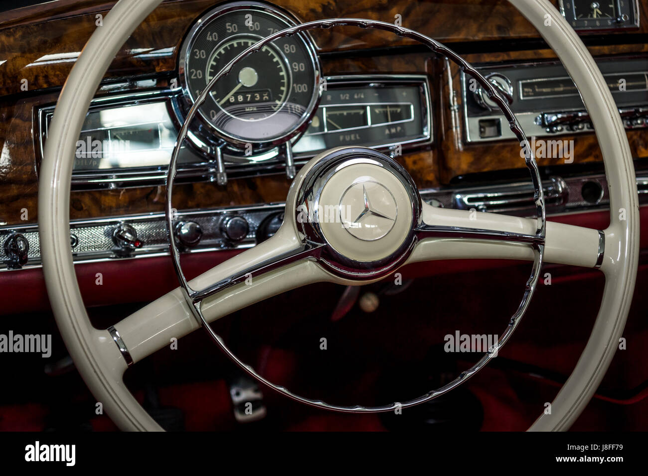 STUTTGART, Deutschland - 4. März 2017: Kabine des Full-Size-Luxus-Auto Mercedes-Benz 300 s. Europas größte Oldtimer-Messe "RETRO CLASSICS" Stockfoto