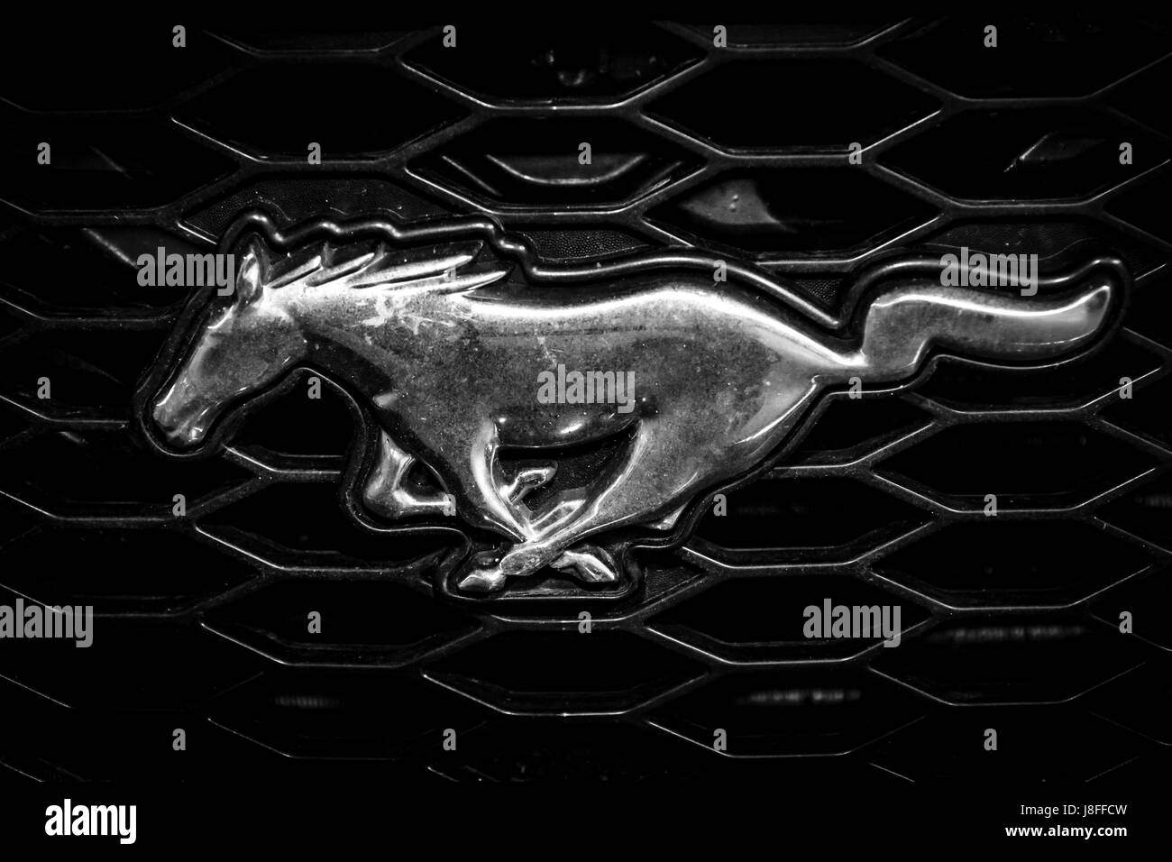 STUTTGART, Deutschland - 4. März 2017: Symbol des Ford Mustang, close-up. Schwarz und weiß. Europas größte Oldtimer-Messe "RETRO CLASSICS" Stockfoto