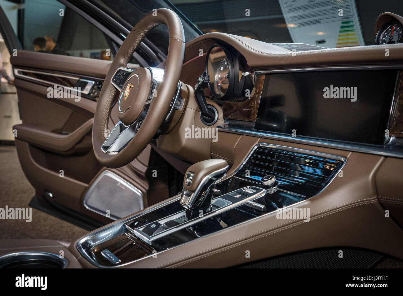 Innere des Full-Size-Luxus-Auto Porsche Panamera Turbo, 2016. Europas größte Oldtimer-Messe "RETRO CLASSICS" Stockfoto