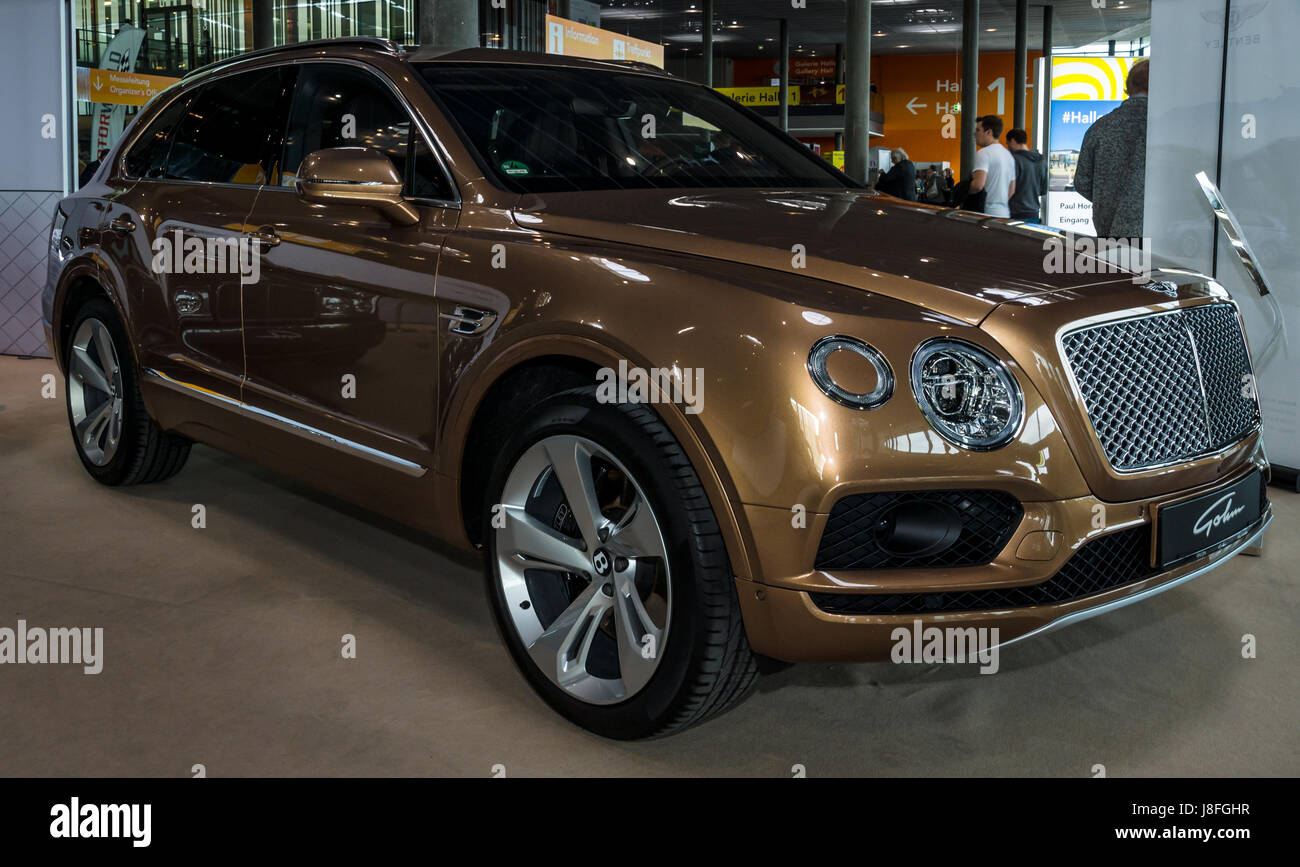 STUTTGART, Deutschland - 4. März 2017: Große Luxus-Crossover SUV Bentley Bentayga, 2016. Europas größte Oldtimer-Messe "RETRO CLASSICS" Stockfoto