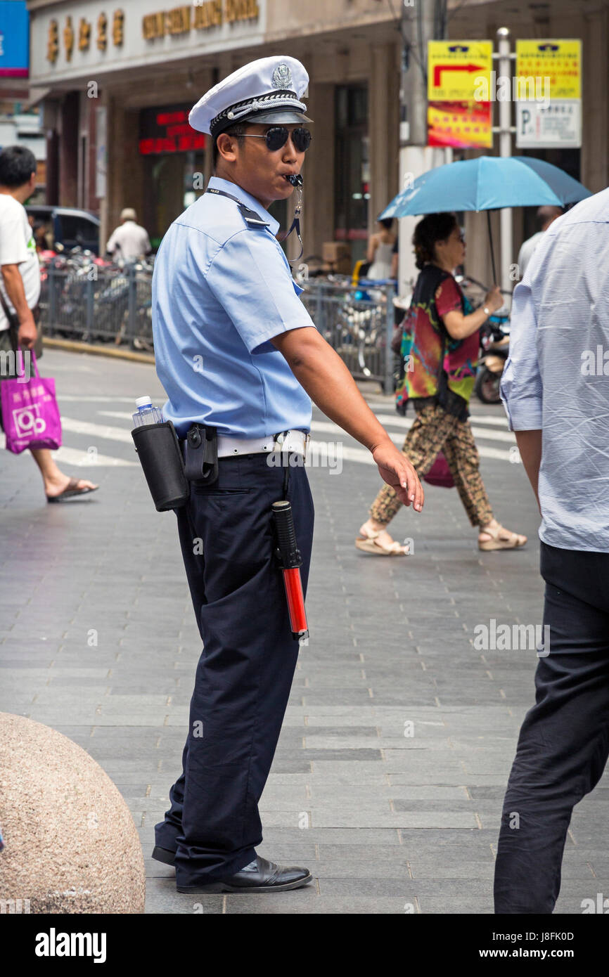 Polizist in Fußgängerzone Nanjing Road, Shanghai, China Stockfoto