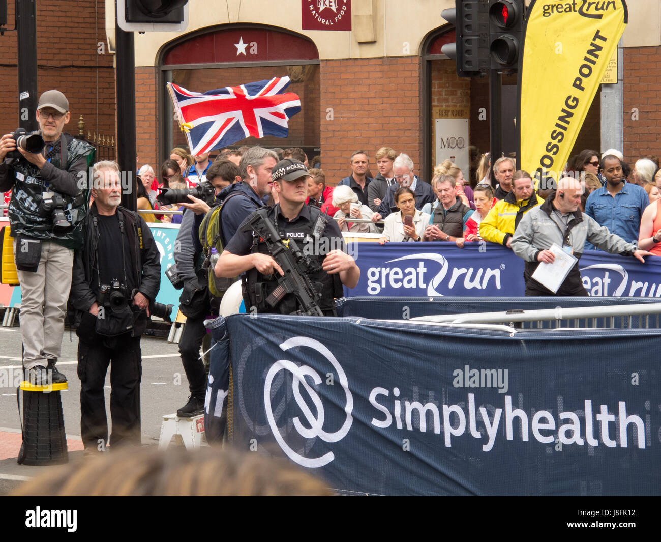 Läufer auf die große Manchester laufen 2017 mit erhöhter Polizei Sicherheit nach der Bombe an der Manchester Arena 6 Tage früher. Stockfoto