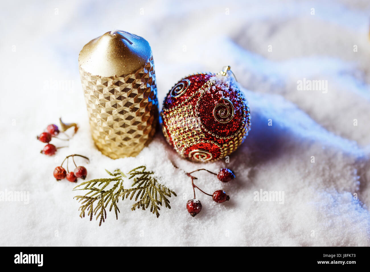 Kerze und Weihnachten Dekoration im Schnee mit blauem Licht. Stockfoto