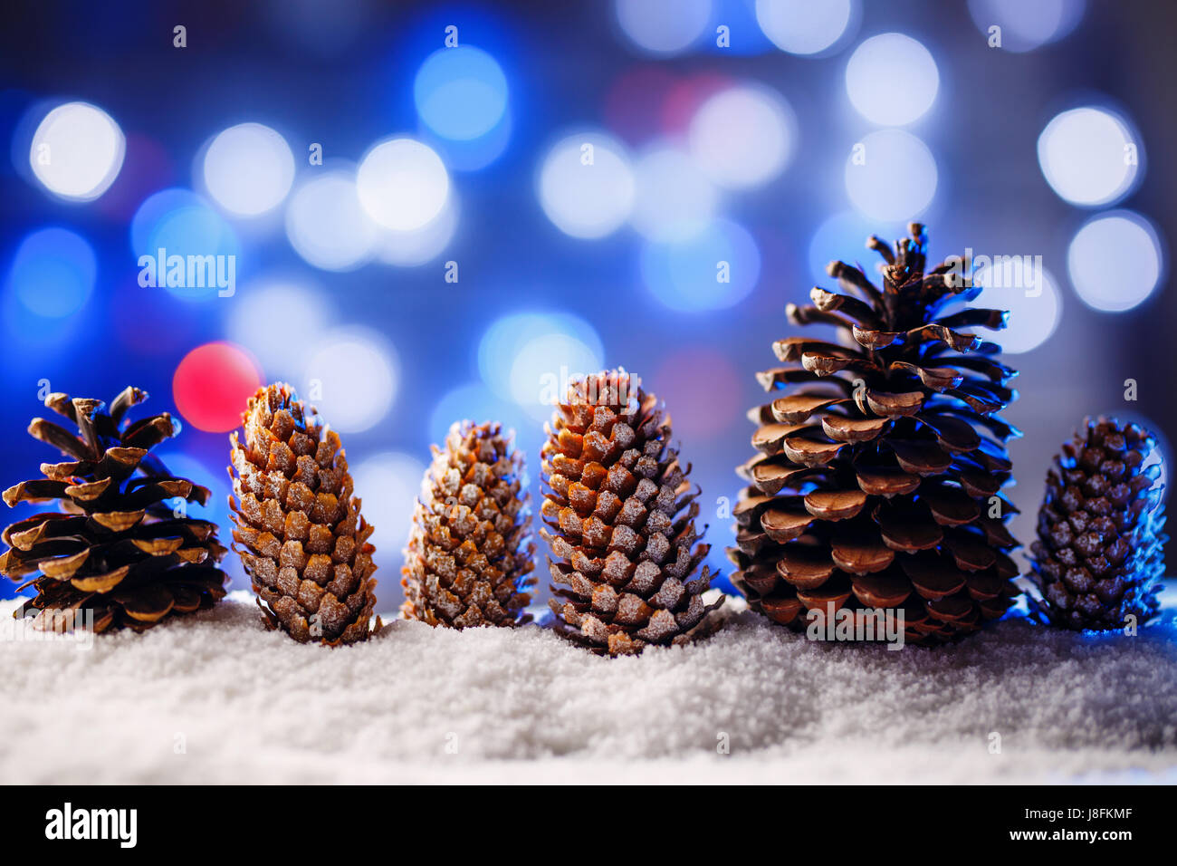 Verschneite Weihnachten Hintergrund mit Tanne und Kiefer Kegel. Stockfoto